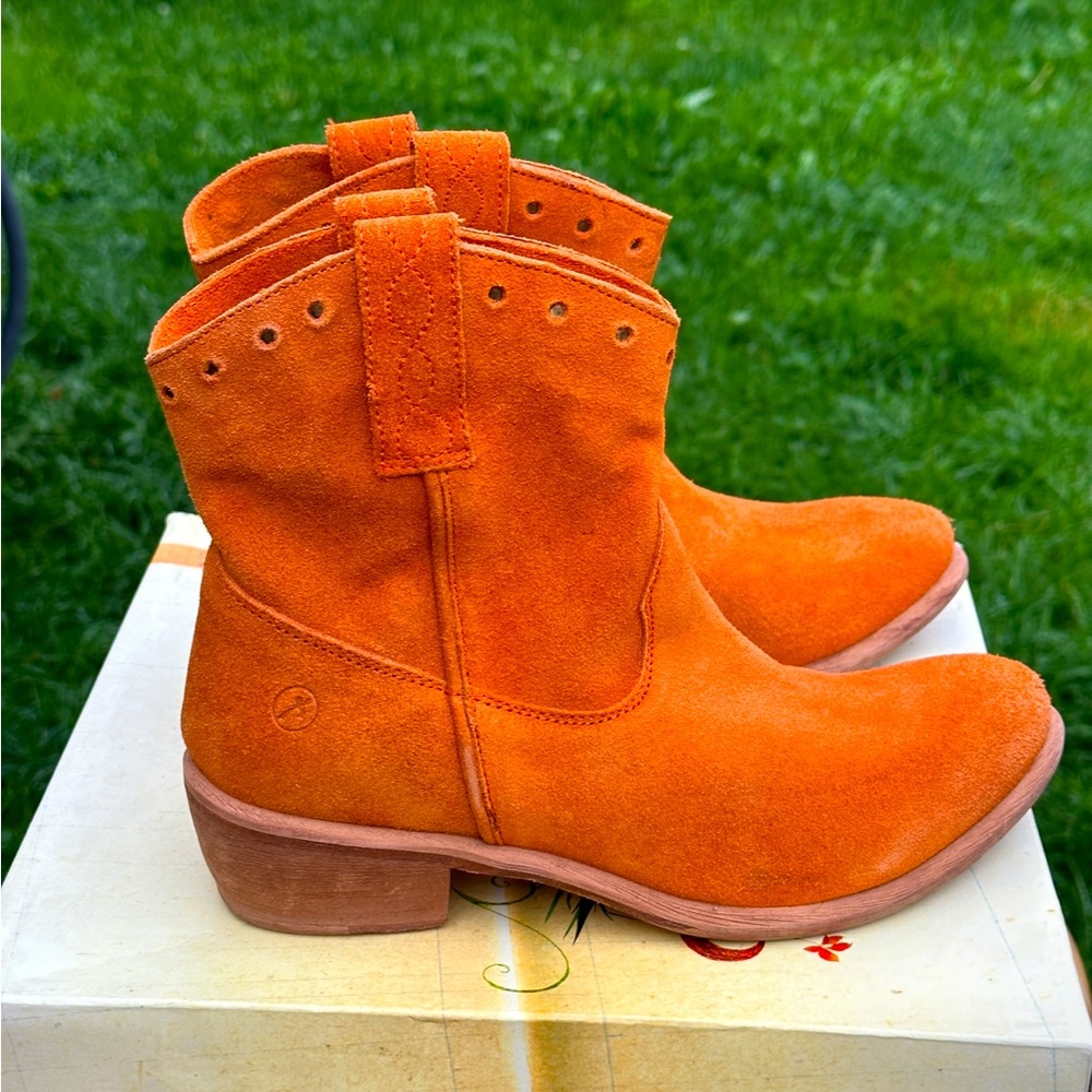 🔥Fabulous Carmel suede short western-style boots.